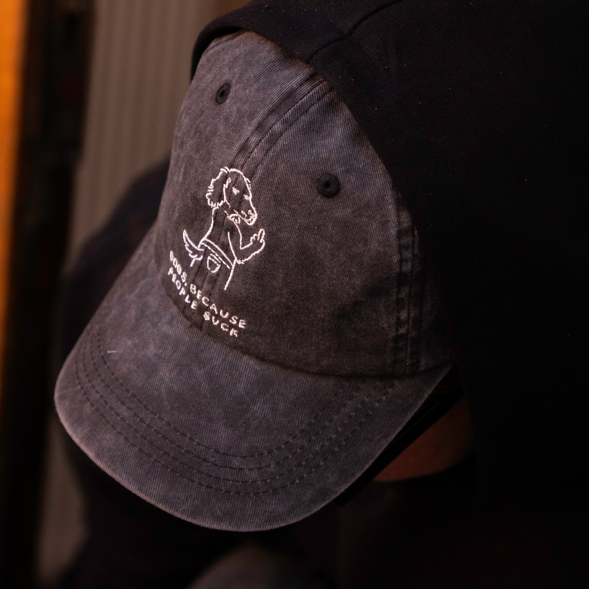 Cappellino in denim nero - Logo "Dogs. Because People Suck" 