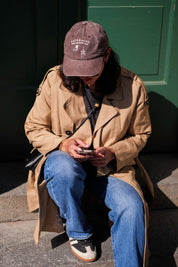 Cappellino in denim marrone - Logo "Cats & Wine Make Everything Fine" 