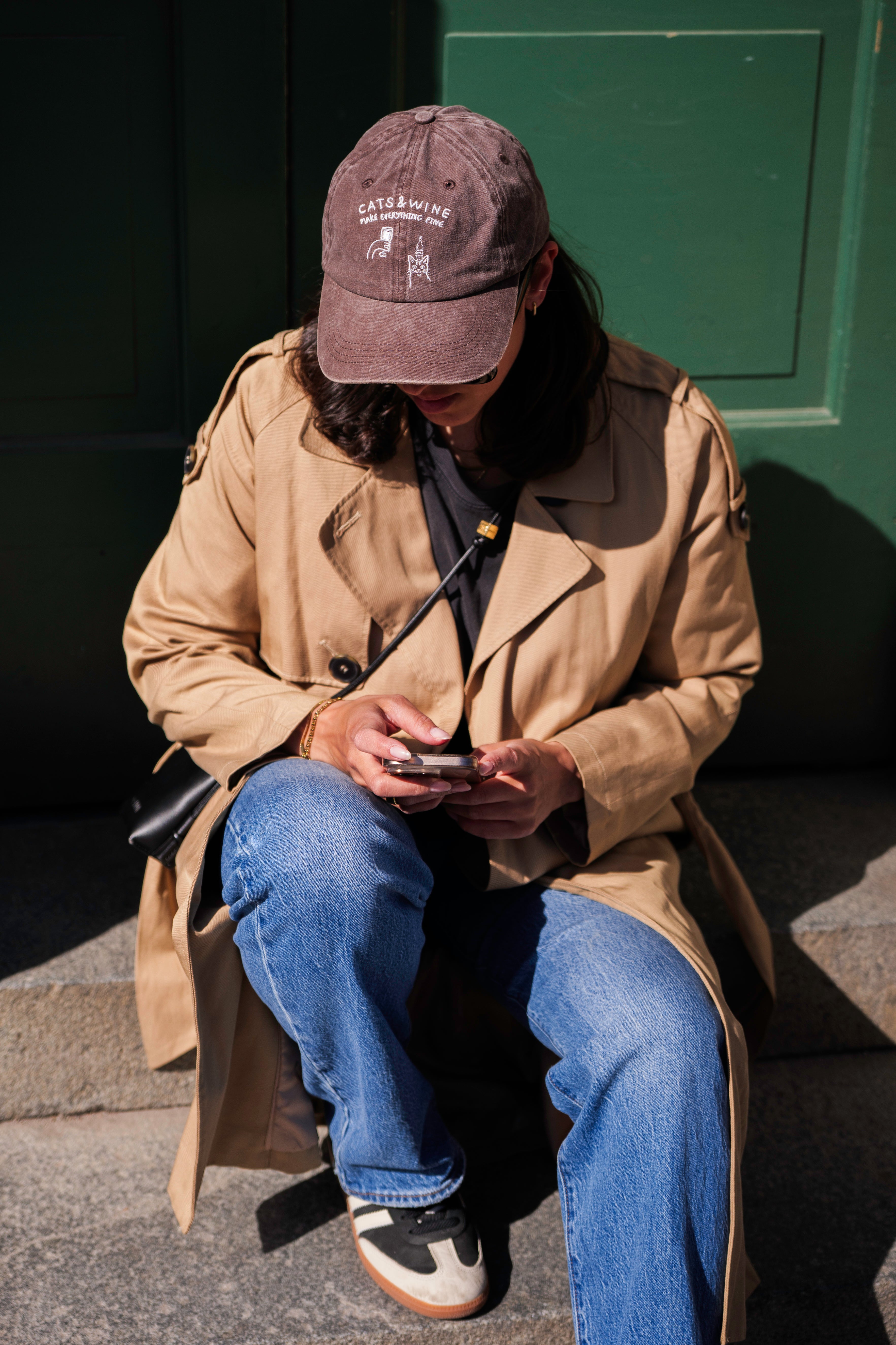 Cappellino in denim marrone - Logo "Cats & Wine Make Everything Fine" 
