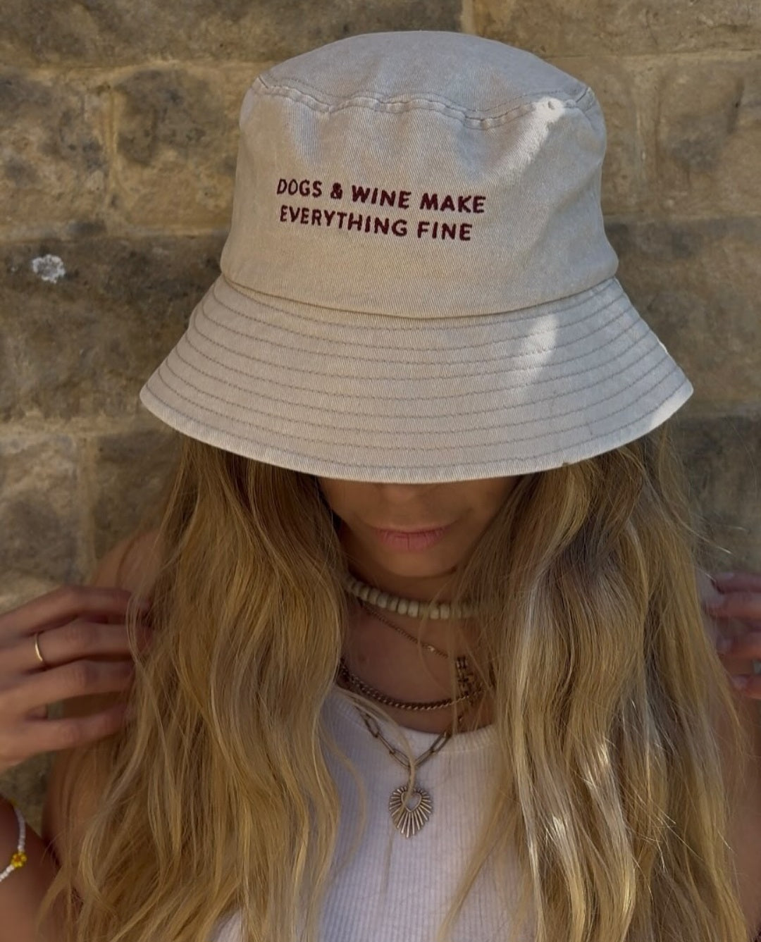 Cappello a secchiello in denim beige - Dogs & Wine Make Everything Fine