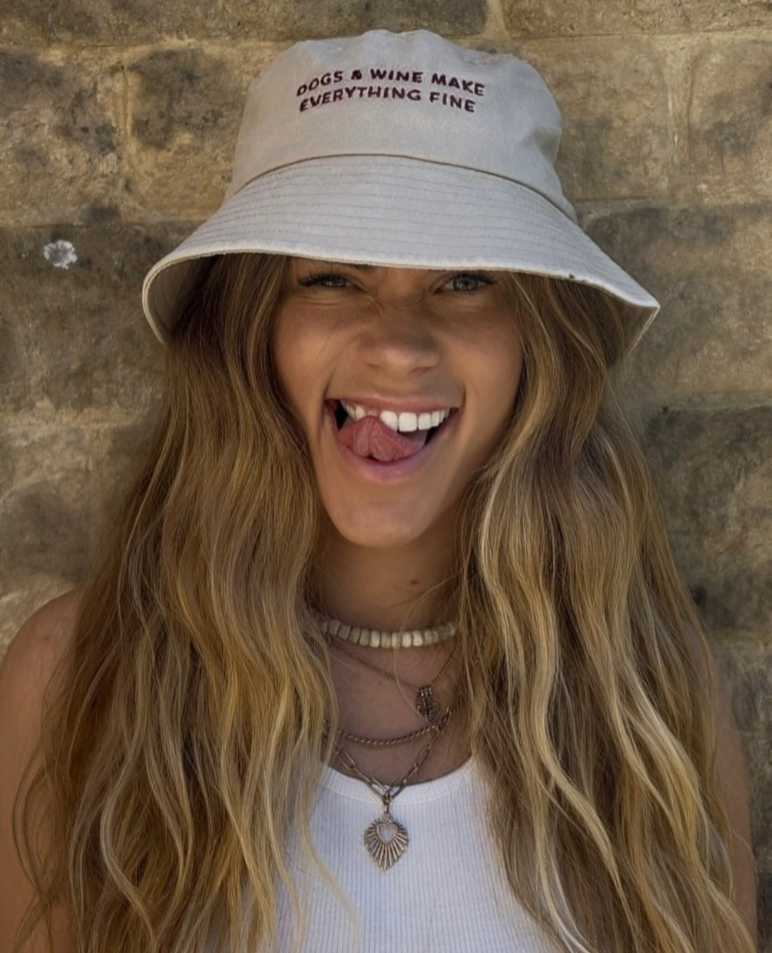 Cappello a secchiello in denim beige - Dogs & Wine Make Everything Fine