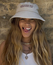 Cappello a secchiello in denim beige - Dogs & Wine Make Everything Fine